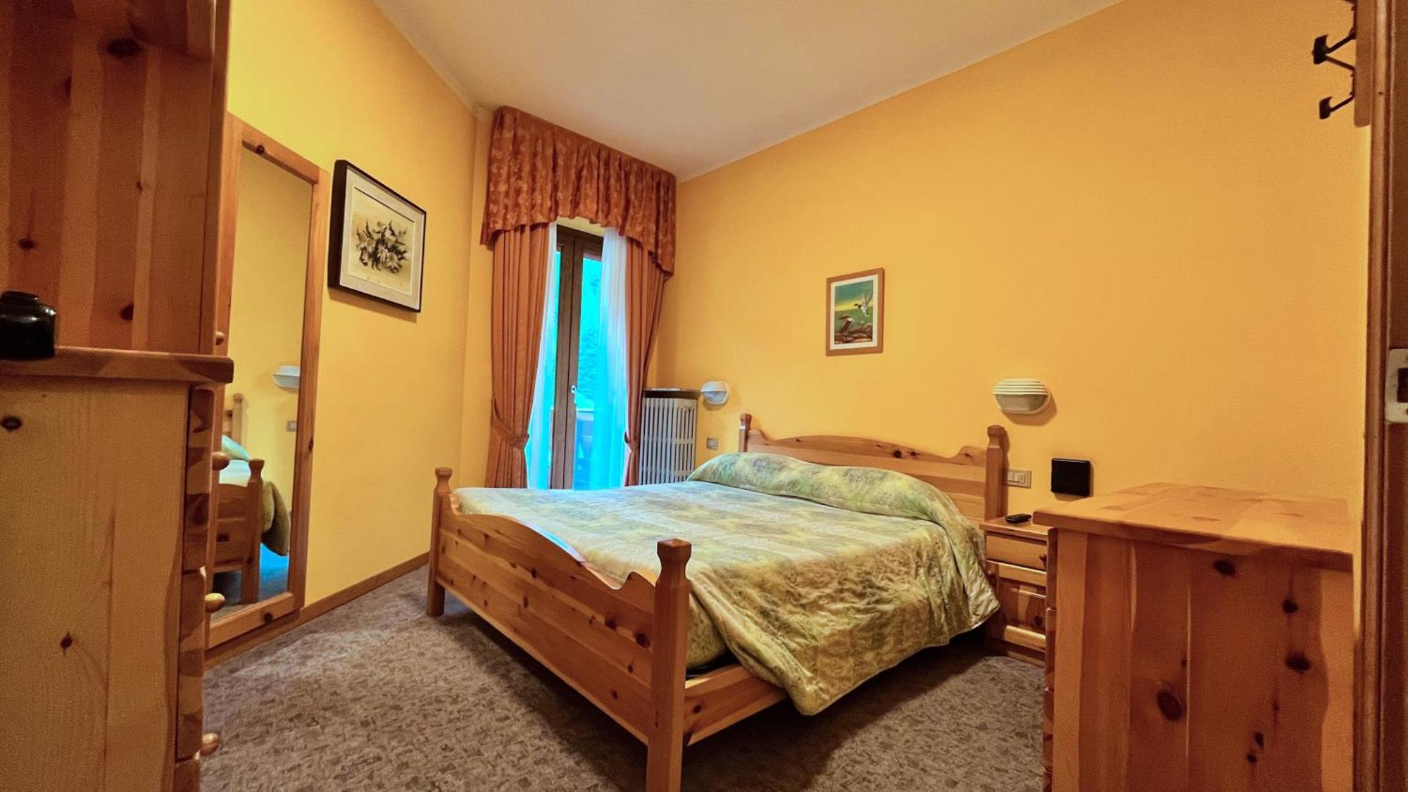 Hotel Le Pinete Piazzatorre Esterno foto