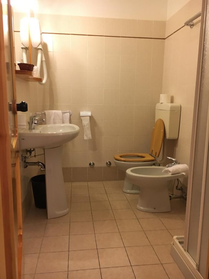 Hotel Le Pinete Piazzatorre Esterno foto